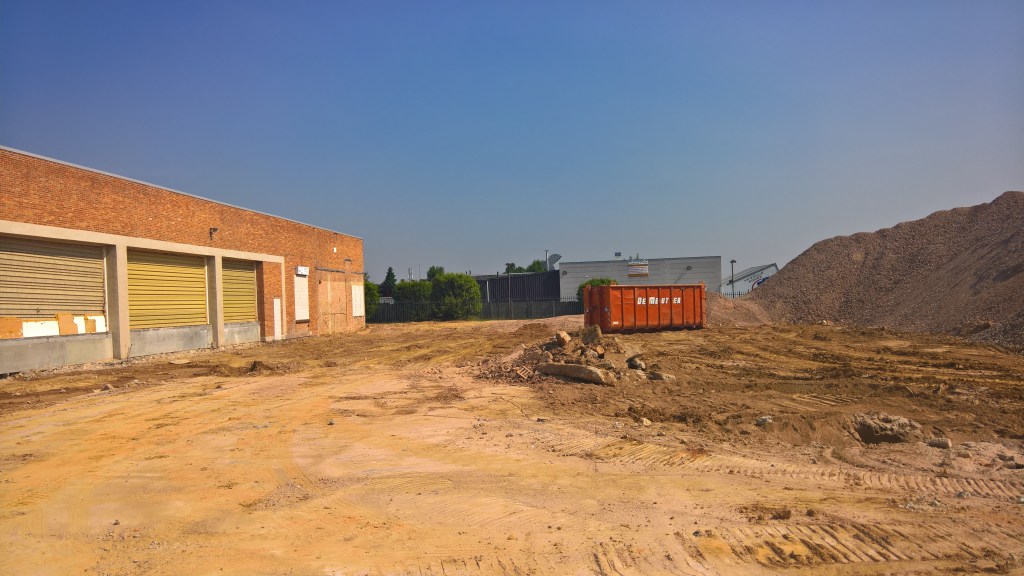 Leeuw-St-Pierre : Extension d’un bâtiment administratif et stock de pièces autos
Assistance au maître d’ouvrage avec conseil du choix de l’architecte et des entreprises concernant l’extension d’un magasin et des bureaux pour la société Motor Parts qui s’occupe de la vente de pièces automobiles
Le maître d’ouvrage a été secondé dans l’étude de son projet, le contrôle et le suivi de son chantier et l’organisation d’une plateforme pour bureaux temporaires pendant la durée des travaux