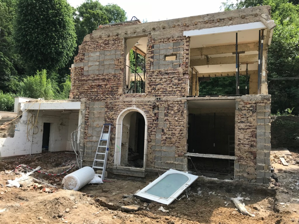 Uccle : Transformation et extension d’une maison
Réalisation d’un chantier en entreprise générale dans une démolition et reconstruction d’une maison réalisé dans un choix responsable et écologique
Certaines particularités ont été adoptées pour ce chantier dans des choix peu conventionnels tel une toiture en chaume