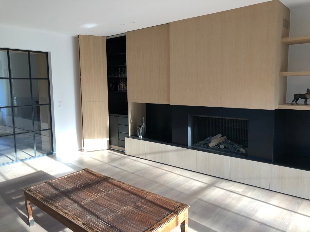 Rhode-St-Genèse : Aménagement d’un salon et bureau
Réalisation d’un chantier en entreprise générale pour la rénovation complète d’un espace salon et bureau avec la coordination des entreprises, l’établissement d’un planning des travaux
Une excellente collaboration avec les architectes était indispensable