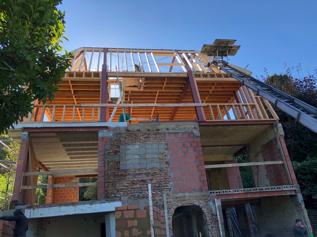 Uccle : Transformation et extension d’une maison
Réalisation d’un chantier en entreprise générale dans une démolition et reconstruction d’une maison réalisé dans un choix responsable et écologique
Certaines particularités ont été adoptées pour ce chantier dans des choix peu conventionnels tel une toiture en chaume