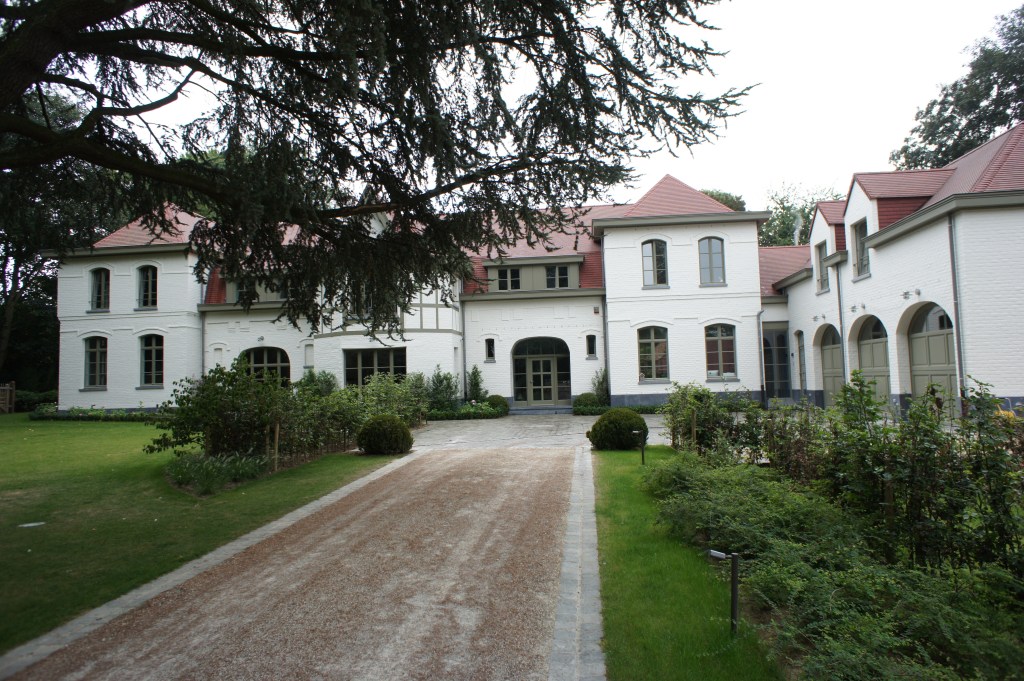 Waterloo : Transformation et extension d’une maison
Réalisation d’un important projet complexe de démolition reconstruction d’une maison en entreprise générale
Réaction et conseil dans des choix au maître d’ouvrage