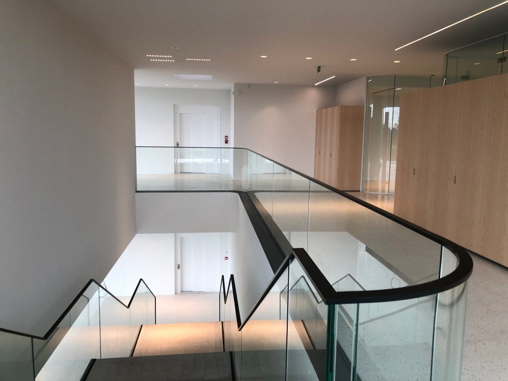 Leeuw-St-Pierre : Extension d’un bâtiment administratif et stock de pièces autos
Assistance au maître d’ouvrage avec conseil du choix de l’architecte et des entreprises concernant l’extension d’un magasin et des bureaux pour la société Motor Parts qui s’occupe de la vente de pièces automobiles
Le maître d’ouvrage a été secondé dans l’étude de son projet, le contrôle et le suivi de son chantier et l’organisation d’une plateforme pour bureaux temporaires pendant la durée des travaux