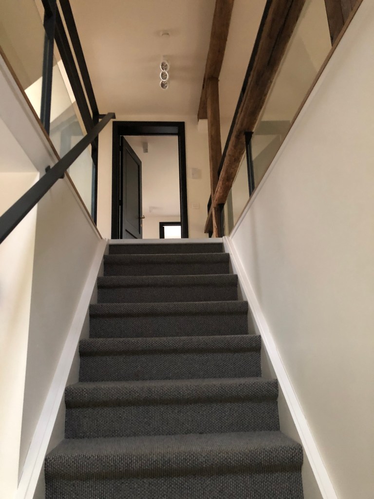 Leefdael (de Liedekerke)
Rénovation complète d’une maison en collaboration avec un bureau d’architecture intérieure
Les travaux se sont réalisés bonne coordination avec les entreprises et respect des délais