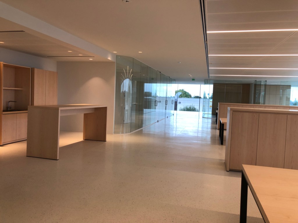 Leeuw-St-Pierre : Extension d’un bâtiment administratif et stock de pièces autos
Assistance au maître d’ouvrage avec conseil du choix de l’architecte et des entreprises concernant l’extension d’un magasin et des bureaux pour la société Motor Parts qui s’occupe de la vente de pièces automobiles
Le maître d’ouvrage a été secondé dans l’étude de son projet, le contrôle et le suivi de son chantier et l’organisation d’une plateforme pour bureaux temporaires pendant la durée des travaux