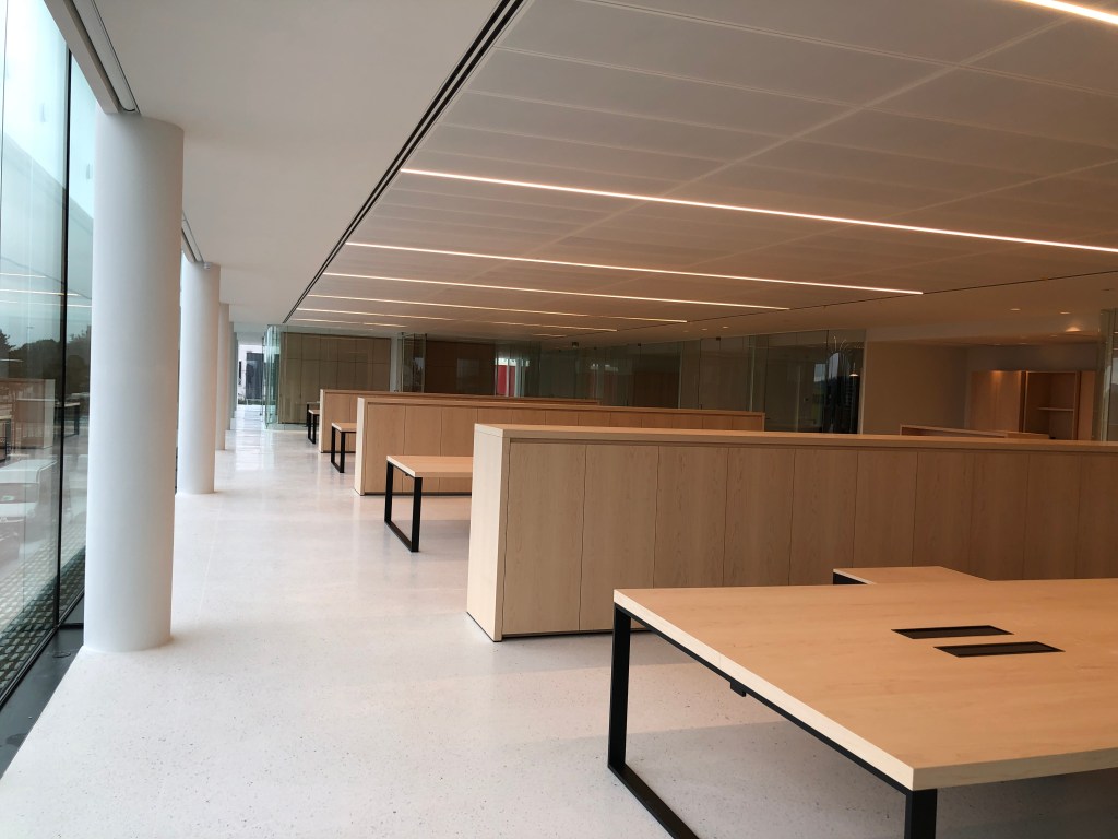 Leeuw-St-Pierre : Extension d’un bâtiment administratif et stock de pièces autos
Assistance au maître d’ouvrage avec conseil du choix de l’architecte et des entreprises concernant l’extension d’un magasin et des bureaux pour la société Motor Parts qui s’occupe de la vente de pièces automobiles
Le maître d’ouvrage a été secondé dans l’étude de son projet, le contrôle et le suivi de son chantier et l’organisation d’une plateforme pour bureaux temporaires pendant la durée des travaux