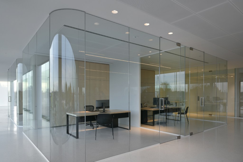 Leeuw-St-Pierre : Extension d’un bâtiment administratif et stock de pièces autos
Assistance au maître d’ouvrage avec conseil du choix de l’architecte et des entreprises concernant l’extension d’un magasin et des bureaux pour la société Motor Parts qui s’occupe de la vente de pièces automobiles
Le maître d’ouvrage a été secondé dans l’étude de son projet, le contrôle et le suivi de son chantier et l’organisation d’une plateforme pour bureaux temporaires pendant la durée des travaux