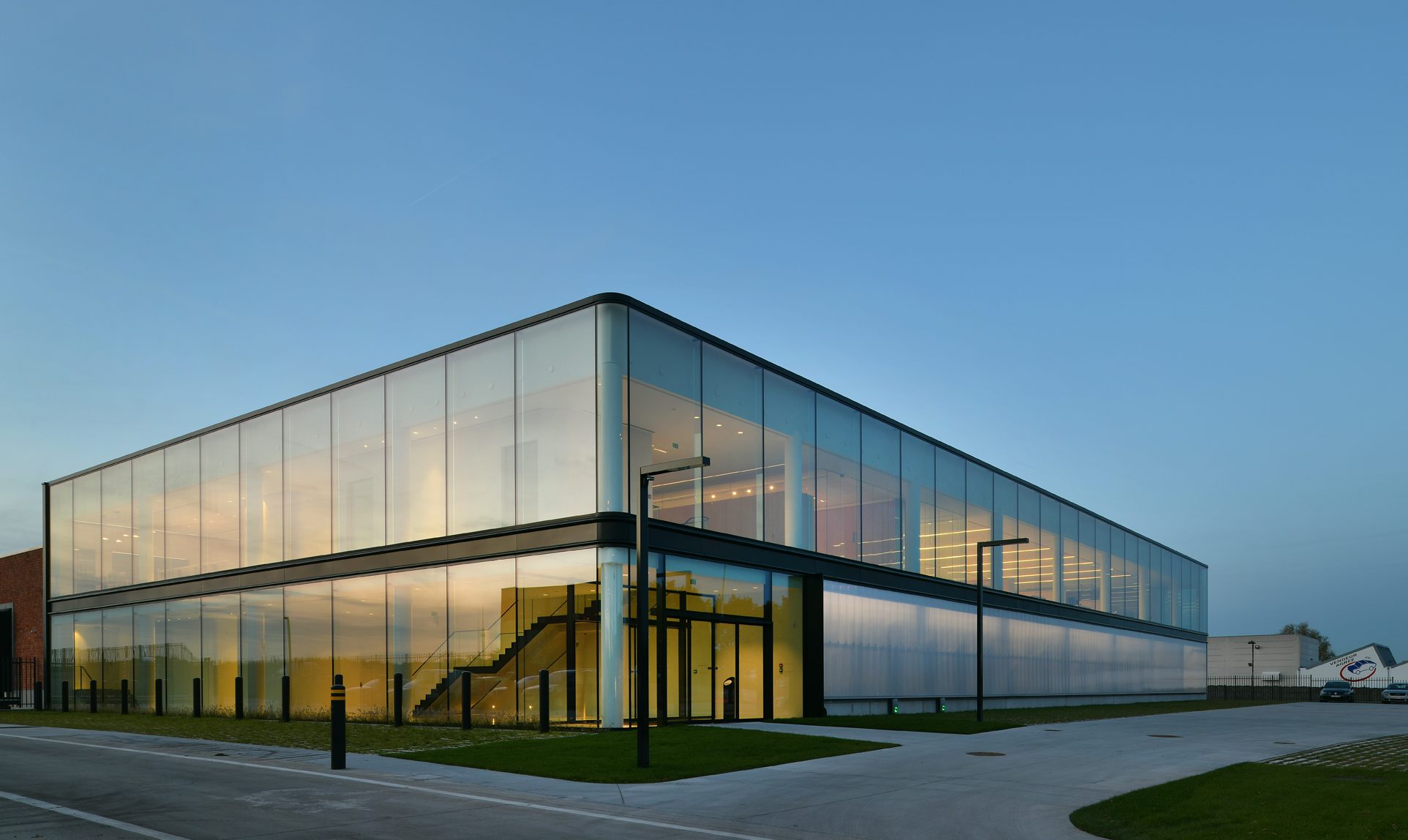 Leeuw-St-Pierre : Extension d’un bâtiment administratif et stock de pièces autos Assistance au maître d’ouvrage avec conseil du choix de l’architecte et des entreprises concernant l’extension d’un magasin et des bureaux pour la société Motor Parts qui s’occupe de la vente de pièces automobiles Le maître d’ouvrage a été secondé dans l’étude de son projet, le contrôle et le suivi de son chantier et l’organisation d’une plateforme pour bureaux temporaires pendant la durée des travaux