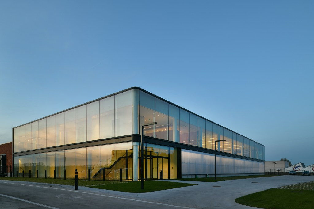 Leeuw-St-Pierre : Extension d’un bâtiment administratif et stock de pièces autos
Assistance au maître d’ouvrage avec conseil du choix de l’architecte et des entreprises concernant l’extension d’un magasin et des bureaux pour la société Motor Parts qui s’occupe de la vente de pièces automobiles
Le maître d’ouvrage a été secondé dans l’étude de son projet, le contrôle et le suivi de son chantier et l’organisation d’une plateforme pour bureaux temporaires pendant la durée des travaux