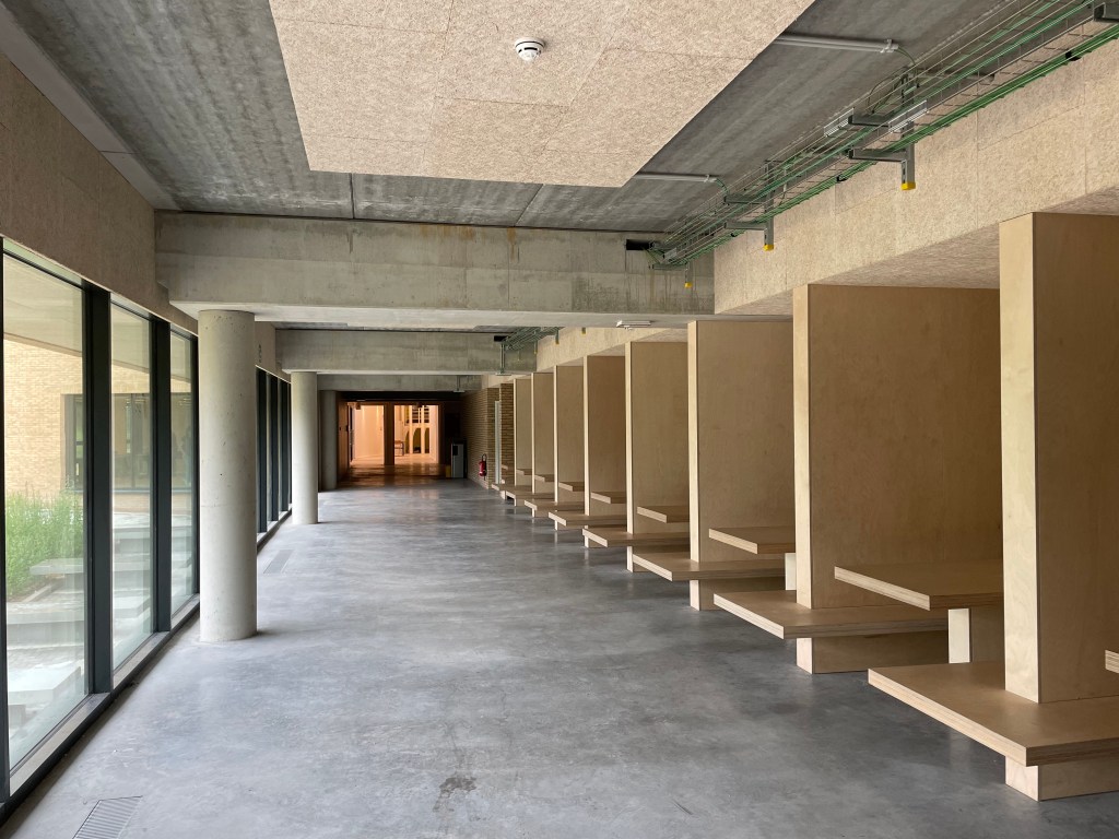 Louvain-La-Neuve : Extension d’une haute école
Assistance au maître d’ouvrage en maîtrise d’ouvrage délégué concernant l’extension de l’Ephec (école pratique des hautes études commerciales).
Cela consiste à aider le maître d’ouvrage dans les bons choix, la compréhension du suivi du chantier, la représentation aux réunions de chantier, le contrôle de l’administration du chantier et la défense de ses intérêts.