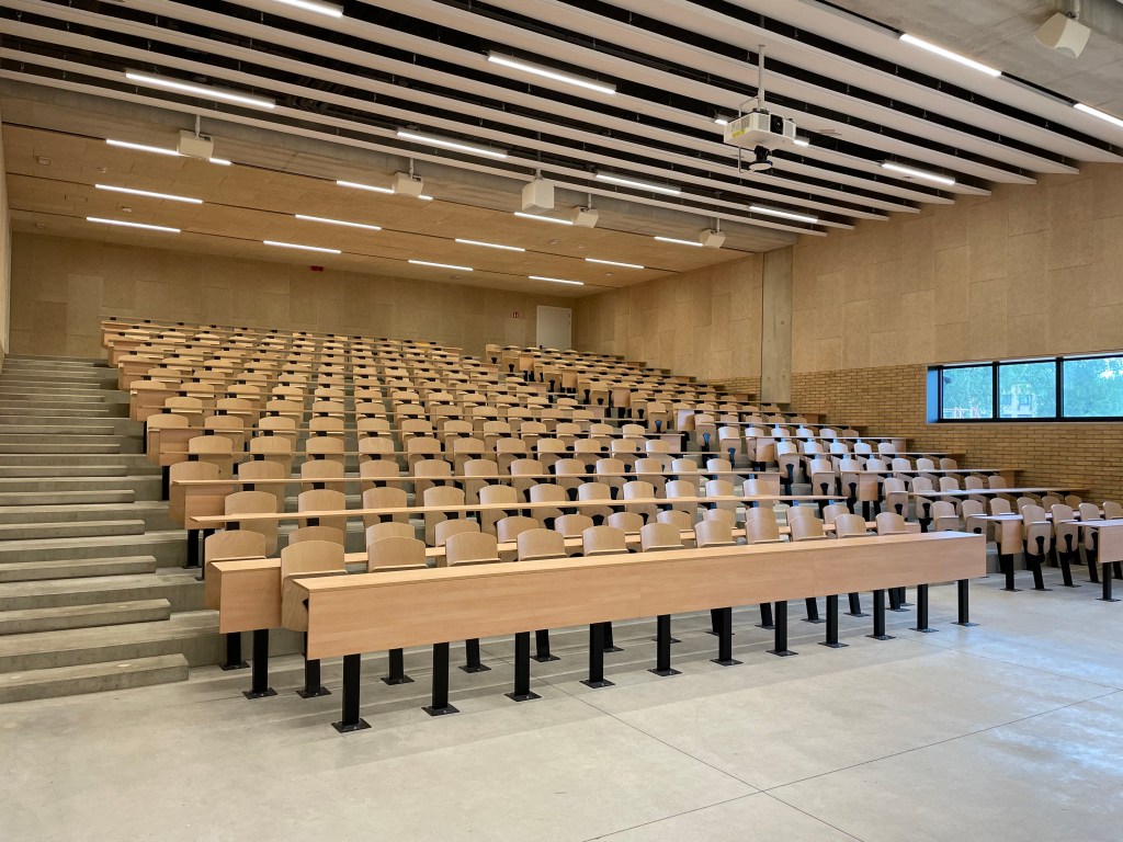 Louvain-La-Neuve : Extension d’une haute école
Assistance au maître d’ouvrage en maîtrise d’ouvrage délégué concernant l’extension de l’Ephec (école pratique des hautes études commerciales).
Cela consiste à aider le maître d’ouvrage dans les bons choix, la compréhension du suivi du chantier, la représentation aux réunions de chantier, le contrôle de l’administration du chantier et la défense de ses intérêts.