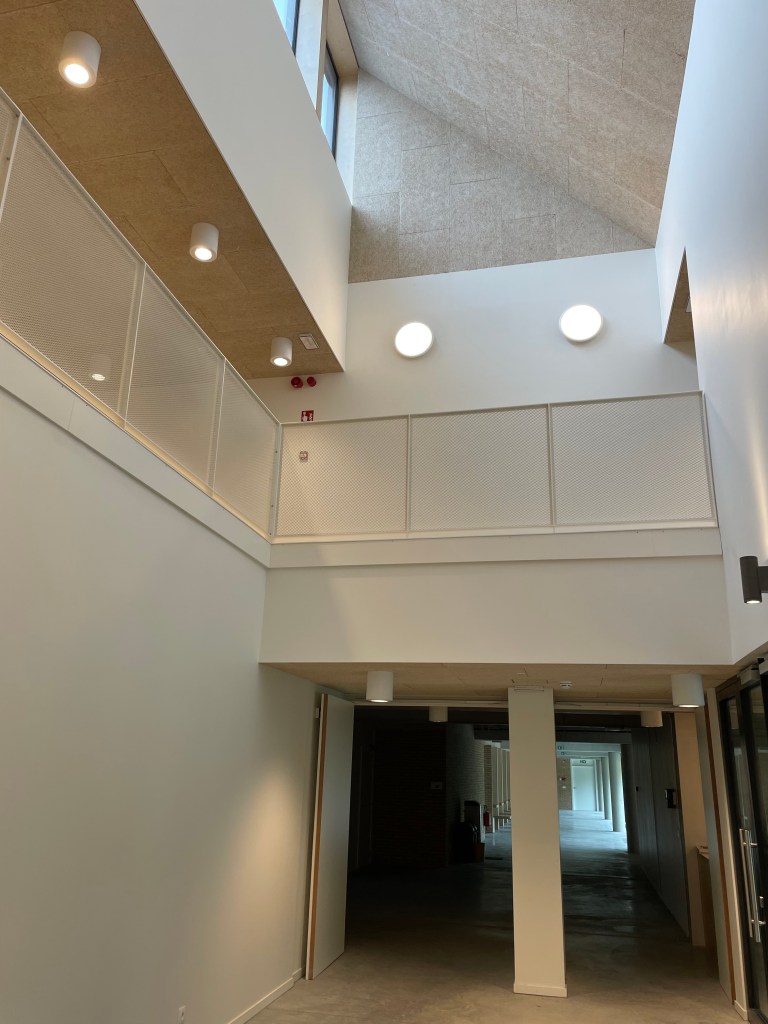 Louvain-La-Neuve : Extension d’une haute école
Assistance au maître d’ouvrage en maîtrise d’ouvrage délégué concernant l’extension de l’Ephec (école pratique des hautes études commerciales).
Cela consiste à aider le maître d’ouvrage dans les bons choix, la compréhension du suivi du chantier, la représentation aux réunions de chantier, le contrôle de l’administration du chantier et la défense de ses intérêts.