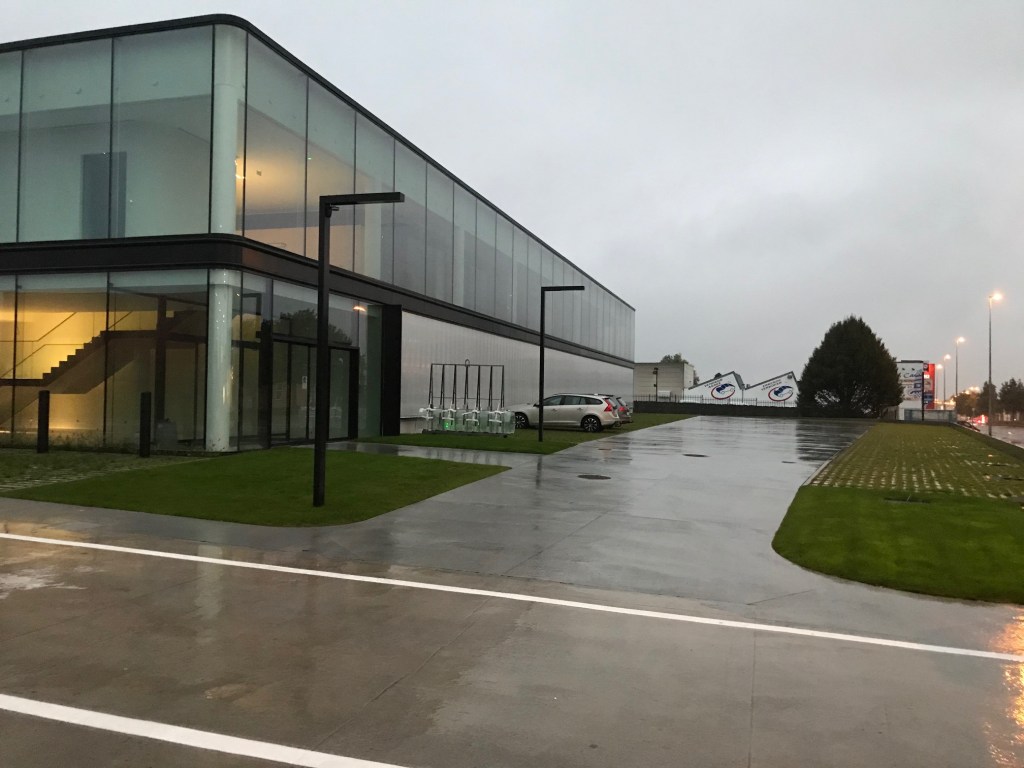 Leeuw-St-Pierre : Extension d’un bâtiment administratif et stock de pièces autos
Assistance au maître d’ouvrage avec conseil du choix de l’architecte et des entreprises concernant l’extension d’un magasin et des bureaux pour la société Motor Parts qui s’occupe de la vente de pièces automobiles
Le maître d’ouvrage a été secondé dans l’étude de son projet, le contrôle et le suivi de son chantier et l’organisation d’une plateforme pour bureaux temporaires pendant la durée des travaux