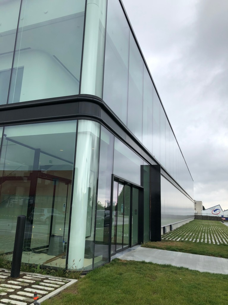 Leeuw-St-Pierre : Extension d’un bâtiment administratif et stock de pièces autos
Assistance au maître d’ouvrage avec conseil du choix de l’architecte et des entreprises concernant l’extension d’un magasin et des bureaux pour la société Motor Parts qui s’occupe de la vente de pièces automobiles
Le maître d’ouvrage a été secondé dans l’étude de son projet, le contrôle et le suivi de son chantier et l’organisation d’une plateforme pour bureaux temporaires pendant la durée des travaux