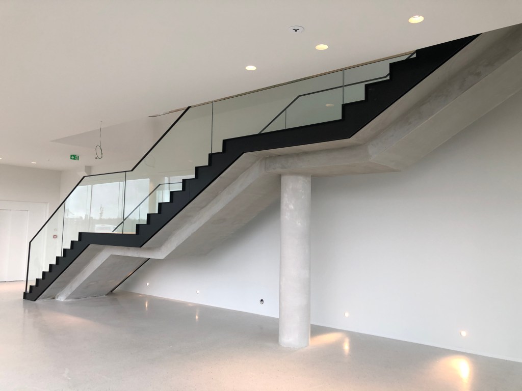 Leeuw-St-Pierre : Extension d’un bâtiment administratif et stock de pièces autos
Assistance au maître d’ouvrage avec conseil du choix de l’architecte et des entreprises concernant l’extension d’un magasin et des bureaux pour la société Motor Parts qui s’occupe de la vente de pièces automobiles
Le maître d’ouvrage a été secondé dans l’étude de son projet, le contrôle et le suivi de son chantier et l’organisation d’une plateforme pour bureaux temporaires pendant la durée des travaux