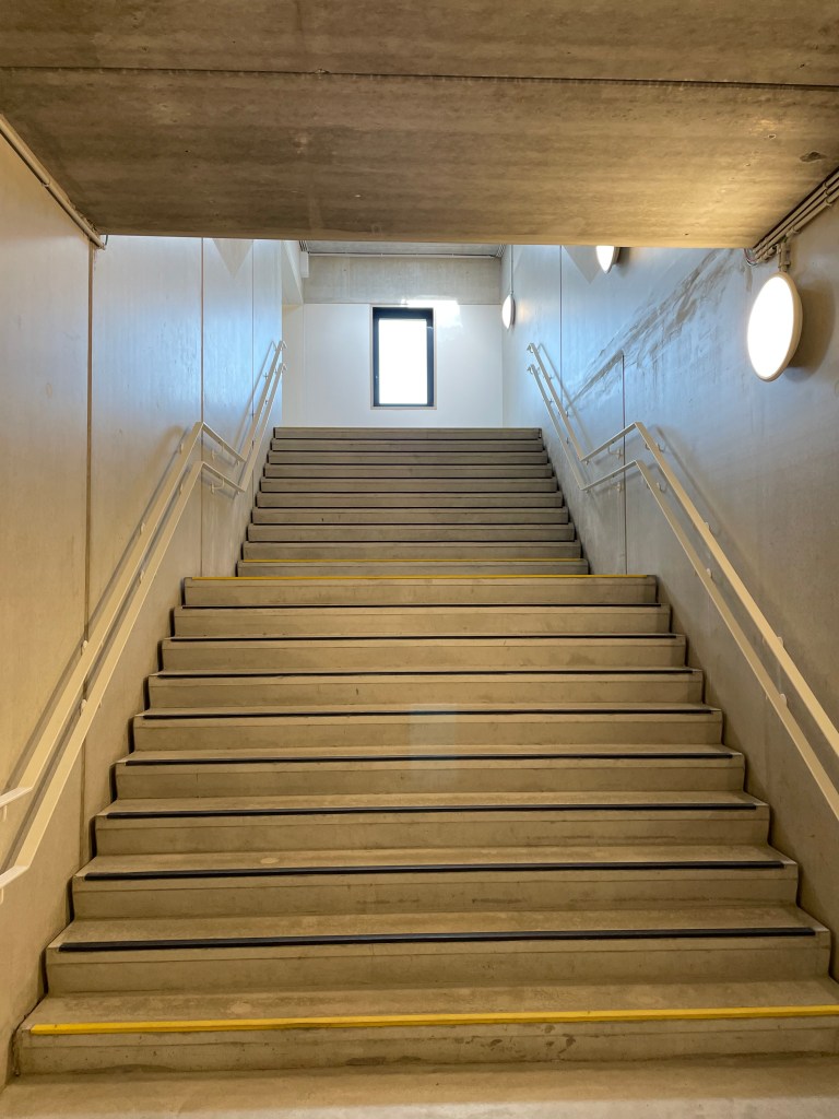 Louvain-La-Neuve : Extension d’une haute école
Assistance au maître d’ouvrage en maîtrise d’ouvrage délégué concernant l’extension de l’Ephec (école pratique des hautes études commerciales).
Cela consiste à aider le maître d’ouvrage dans les bons choix, la compréhension du suivi du chantier, la représentation aux réunions de chantier, le contrôle de l’administration du chantier et la défense de ses intérêts.