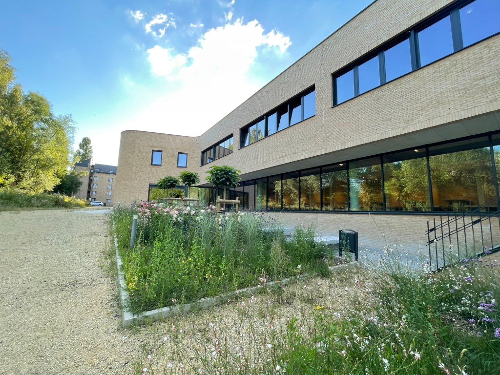 Louvain-La-Neuve : Extension d’une haute école
Assistance au maître d’ouvrage en maîtrise d’ouvrage délégué concernant l’extension de l’Ephec (école pratique des hautes études commerciales).
Cela consiste à aider le maître d’ouvrage dans les bons choix, la compréhension du suivi du chantier, la représentation aux réunions de chantier, le contrôle de l’administration du chantier et la défense de ses intérêts.