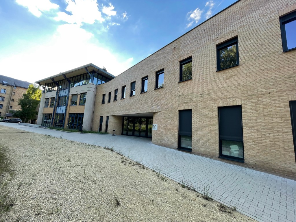 Louvain-La-Neuve : Extension d’une haute école
Assistance au maître d’ouvrage en maîtrise d’ouvrage délégué concernant l’extension de l’Ephec (école pratique des hautes études commerciales).
Cela consiste à aider le maître d’ouvrage dans les bons choix, la compréhension du suivi du chantier, la représentation aux réunions de chantier, le contrôle de l’administration du chantier et la défense de ses intérêts.