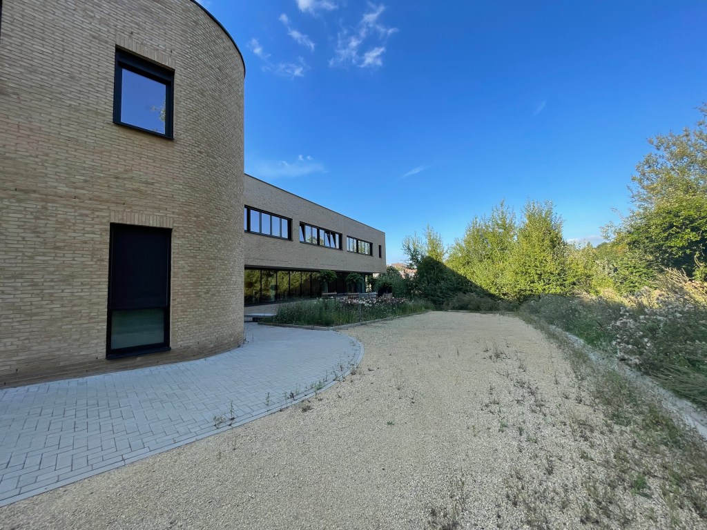 Louvain-La-Neuve : Extension d’une haute école
Assistance au maître d’ouvrage en maîtrise d’ouvrage délégué concernant l’extension de l’Ephec (école pratique des hautes études commerciales).
Cela consiste à aider le maître d’ouvrage dans les bons choix, la compréhension du suivi du chantier, la représentation aux réunions de chantier, le contrôle de l’administration du chantier et la défense de ses intérêts.