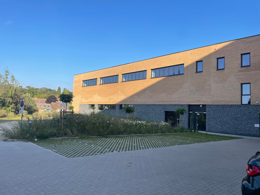 Louvain-La-Neuve : Extension d’une haute école
Assistance au maître d’ouvrage en maîtrise d’ouvrage délégué concernant l’extension de l’Ephec (école pratique des hautes études commerciales).
Cela consiste à aider le maître d’ouvrage dans les bons choix, la compréhension du suivi du chantier, la représentation aux réunions de chantier, le contrôle de l’administration du chantier et la défense de ses intérêts.